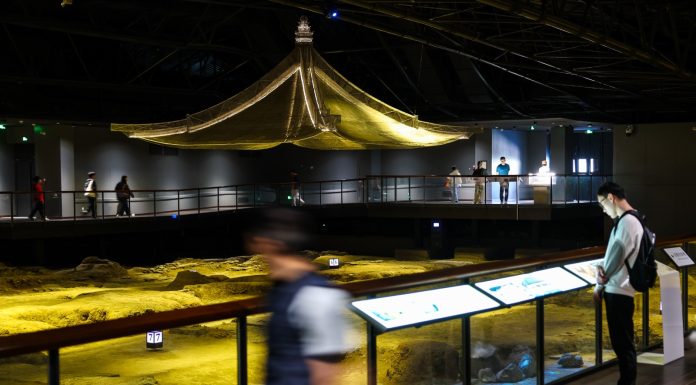 Cina: Hangzhou, turisti visitano museo delle rovine del Palazzo Deshou (2)