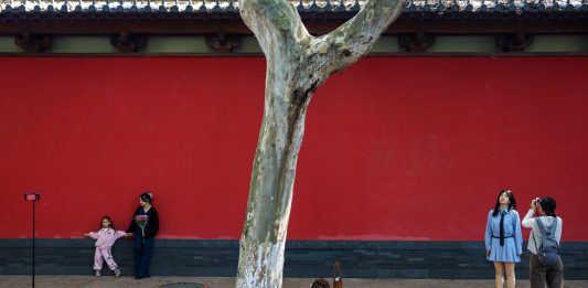 Cina: Hangzhou, turisti visitano museo delle rovine del Palazzo Deshou (3)
