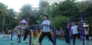 Cina: Nanning, abitanti svolgono attività fisica nel verde del parco Nanhu (2)
