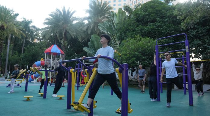 Cina: Nanning, abitanti svolgono attività fisica nel verde del parco Nanhu (2)