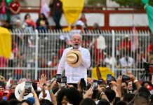 Brasile al voto, il figlio di Bolsonaro sfida Lula