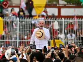 Brasile al voto, il figlio di Bolsonaro sfida Lula