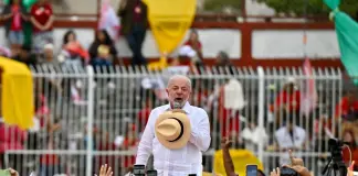 Brasile al voto, il figlio di Bolsonaro sfida Lula