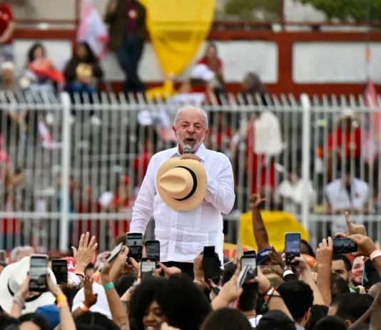 Brasile al voto, il figlio di Bolsonaro sfida Lula