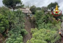 Ondata di maltempo nel Napoletano, frana nella zona di Mergellina. In 2 giorni 150 interventi dei Vigili del fuoco
