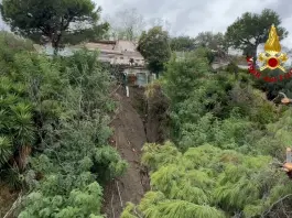 Italia nella morsa del maltempo, allagamenti e disagi a Lipari dopo un forte temporale. Frana nella zona di Mergellina a Napoli
