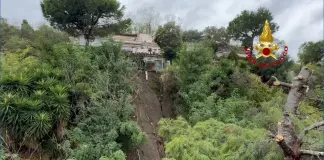 Italia nella morsa del maltempo, allagamenti e disagi a Lipari dopo un forte temporale. Frana nella zona di Mergellina a Napoli