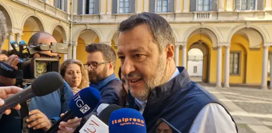 Milano, Salvini “Se necessario i parà useranno Lince e droni”. Mattarella firma il decreto sicurezza