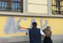Milano, Salvini e Sardone cancellano le scritte contro le forze dell’ordine su un muro di una scuola