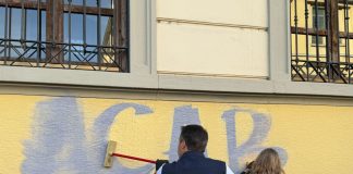 Milano, Salvini e Sardone cancellano le scritte contro le forze dell’ordine su un muro di una scuola