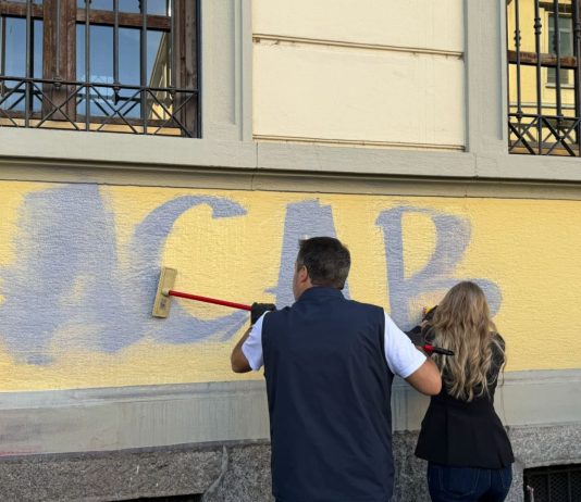 Milano, Salvini e Sardone cancellano le scritte contro le forze dell’ordine su un muro di una scuola
