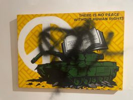 A Roma vandalizzata la mostra di Laika, l’artista: “Aggressione squadrista”