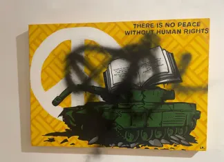 A Roma vandalizzata la mostra di Laika, l’artista: “Aggressione squadrista”
