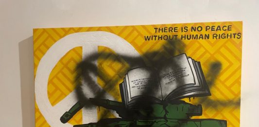 A Roma vandalizzata la mostra di Laika, l’artista: “Aggressione squadrista”