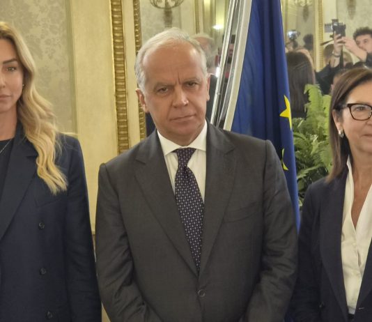 Piantedosi presenta il piano sicurezza a Genova, posto di polizia fisso in centro e alloggi per gli agenti