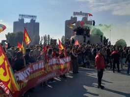 Sciopero generale, tensioni a Torino e tangenziale bloccata. A Genova manifestanti nel porto / Video