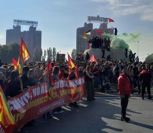 Sciopero generale, tensioni tra polizia e manifestanti a Torino e tangenziale bloccata. A Genova blocchi dei portuali / Video