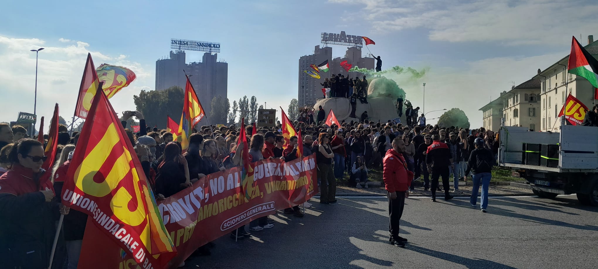 Sciopero generale, tensioni a Torino e tangenziale bloccata. A Genova manifestanti nel porto / Video Sciopero generale, tensioni a Torino e tangenziale bloccata. A Genova manifestanti nel porto / Video