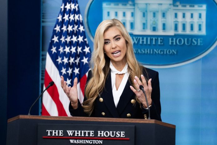 Washington, la prima conferenza stampa della nuova portavoce della casa Bianca , Katie Zacharia
